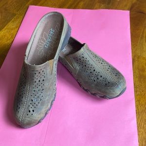Skechers Ladies Leather mules. Size 8.5. Slip on.